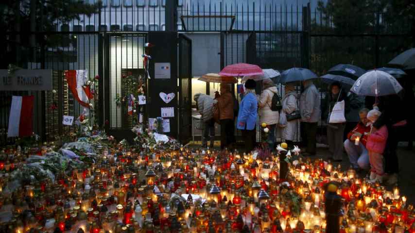 Colas para dar las condolencias en París. / Reuters