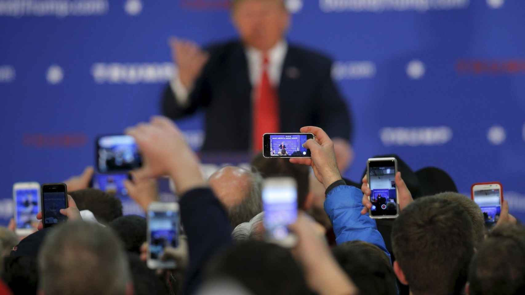 Los seguidores de Trump graban y fotografían un mitin en New Hampshire.