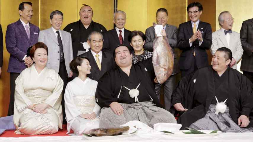 El nuevo emperador japonés del sumo, Kotoshogiku, celebra su título.