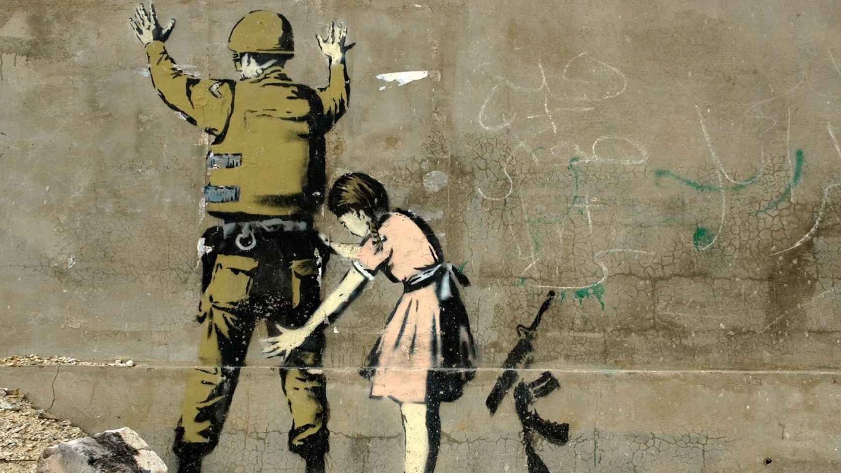 Una niña cachea a un soldado, otra de las obras del grafitero Banksy