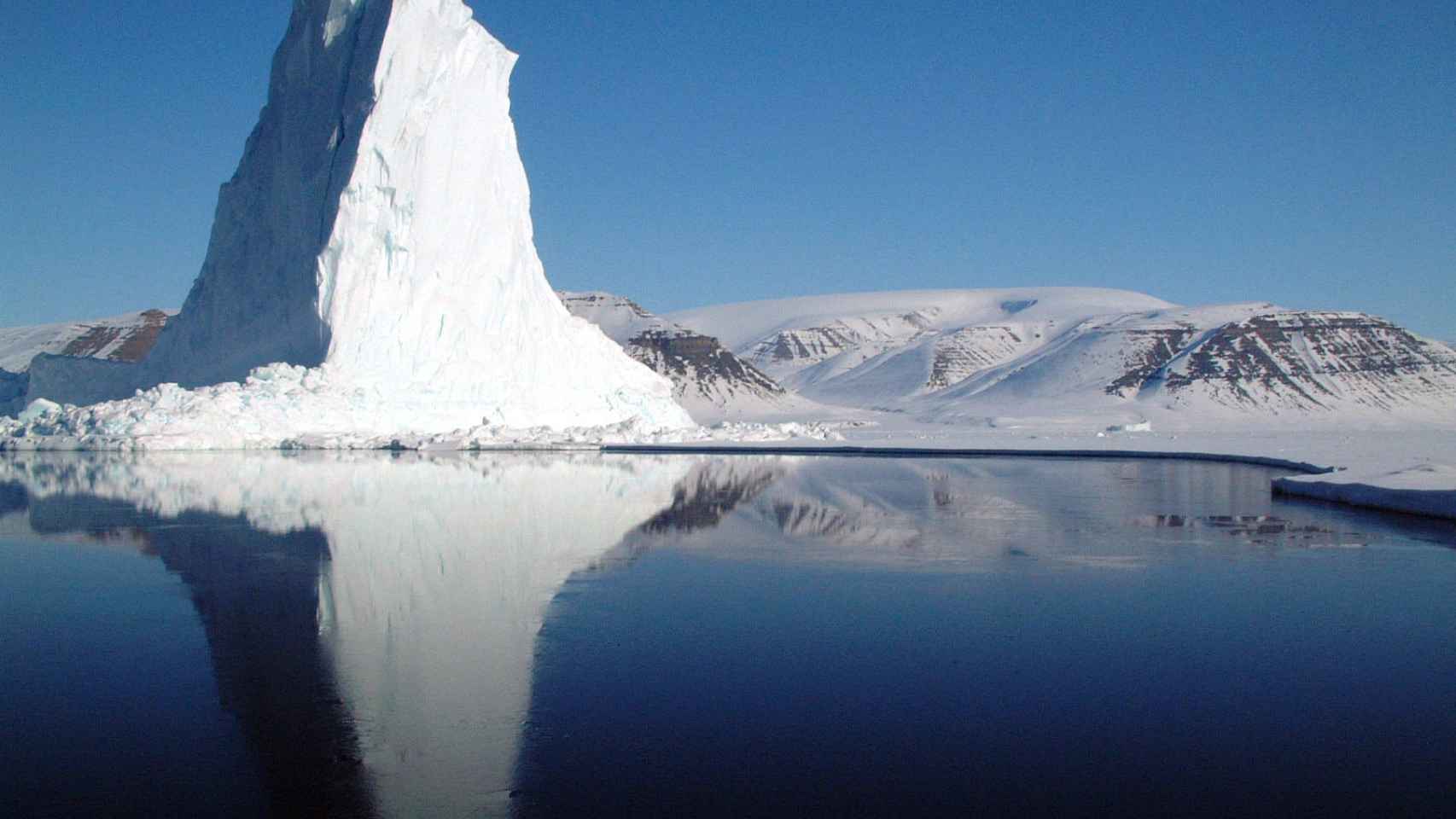 Un iceberg es una enorme masa de agua en forma de hielo que flota.