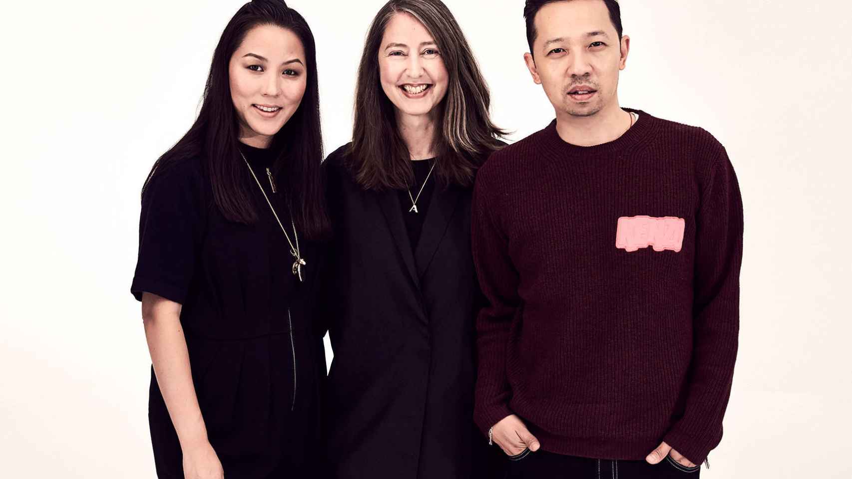 Los directores creativos de Kenzo Carol Lim y Humberto Leon junto a Ann-Sofie Johansson asesora creativa de H&M