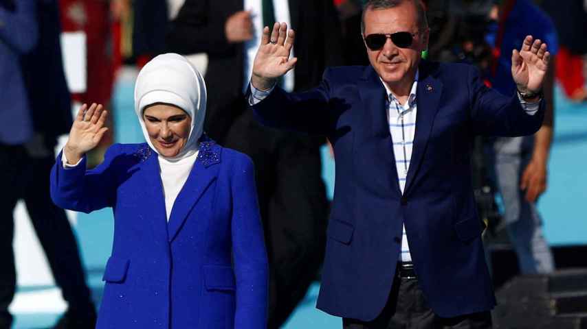 Erdogan, acompañado por su mujer Emine, saluda a sus seguidores en Estambul.