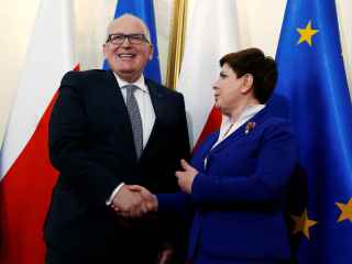 El vicepresidente Timmermans saluda a la primera ministra polaca durante una de sus recientes visitas a Varsovia