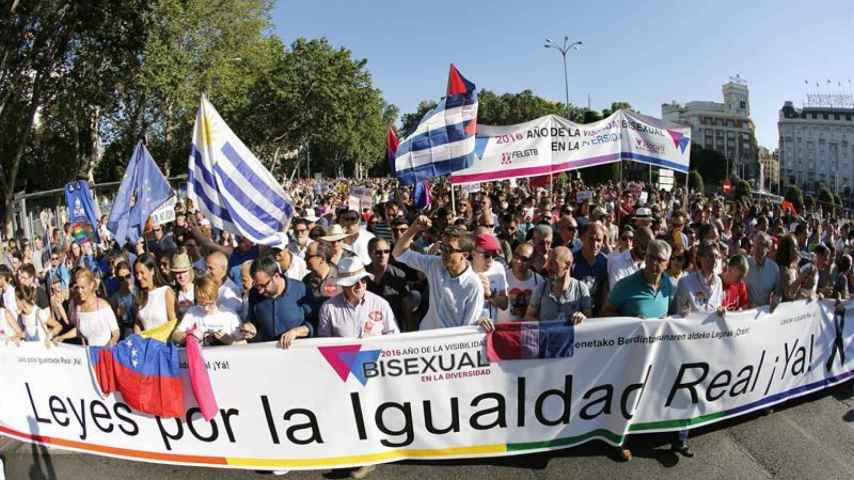 Cabecera de la manifetación del Orgullo LGTB que recorre el centro de Madrid bajo el lema "Leyes por la igualdad real ¡ya!. Año de la visibilidad bisexual en la diversidad". / EFE / Juan Carlos Hidalgo