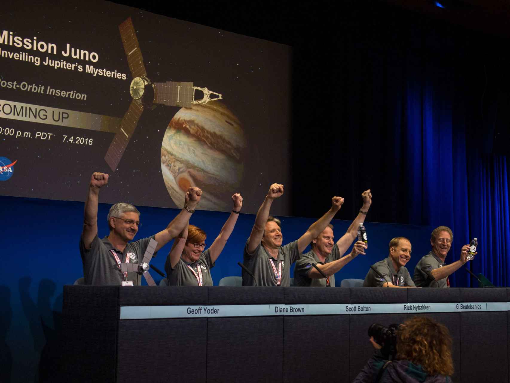 Científicos de la NASA celebran la inserción de la sonda en la órbita de Júpiter.
