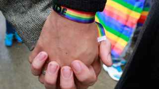 Una pareja de homosexuales se estrecha la mano en una manifestación en Colombia