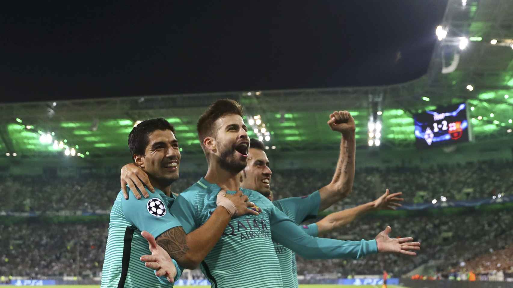 Los jugadores del Barça, sonrientes tras anotar el 1-2. / Reuters