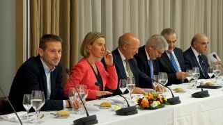 Mogherini y Dastis durante la "cena del pánico" de la UE sobre Trump
