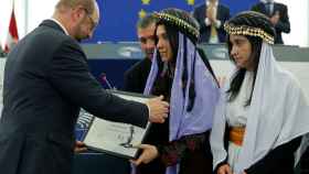 La Eurocámara premia a dos mujeres que escaparon del ISIS