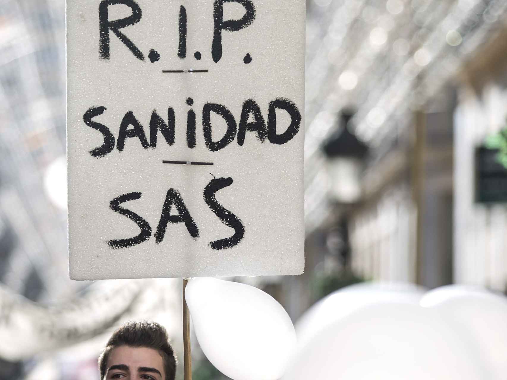 Una persona porta una pancarta durante la marcha que bajo el lema 'Málaga por una sanidad digna' ha recorrido las calles de la ciudad para exigir mejoras en la Sanidad Pública.