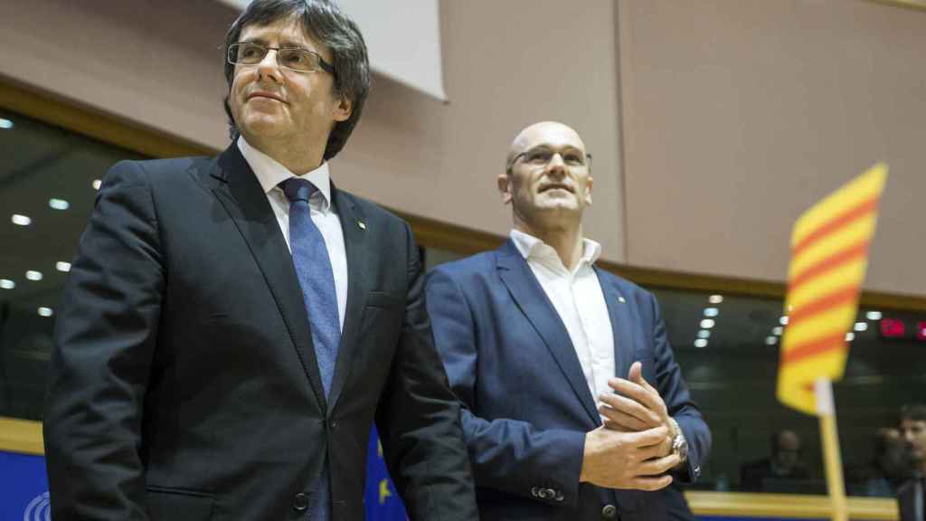 Puigdemont y Romeva, durante el acto independentista en Bruselas
