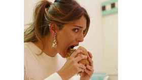 Hoy Blanca Suárez se ha dado un capricho. Seguro que le ha sentado de maravilla comer esa hamburguesa y dejar a un lado la dieta por un día.