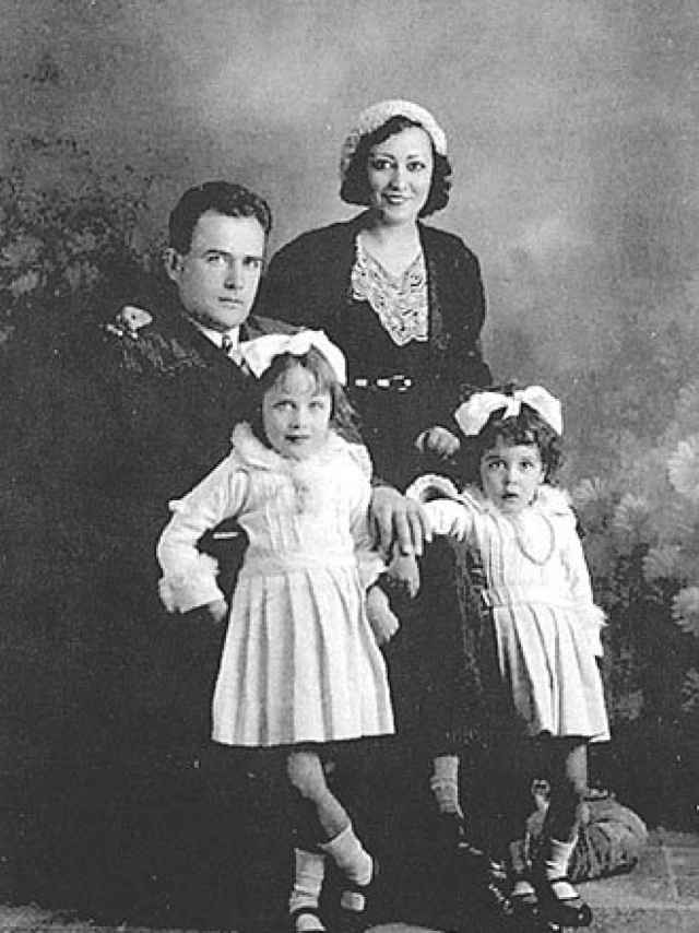 Virgilio Leret junto a su mujer Carlota O'Neill y sus hijas.