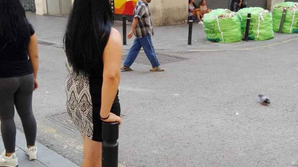 Las prostitutas captando clientes en la calle Robadors es una imagen clásica del Raval