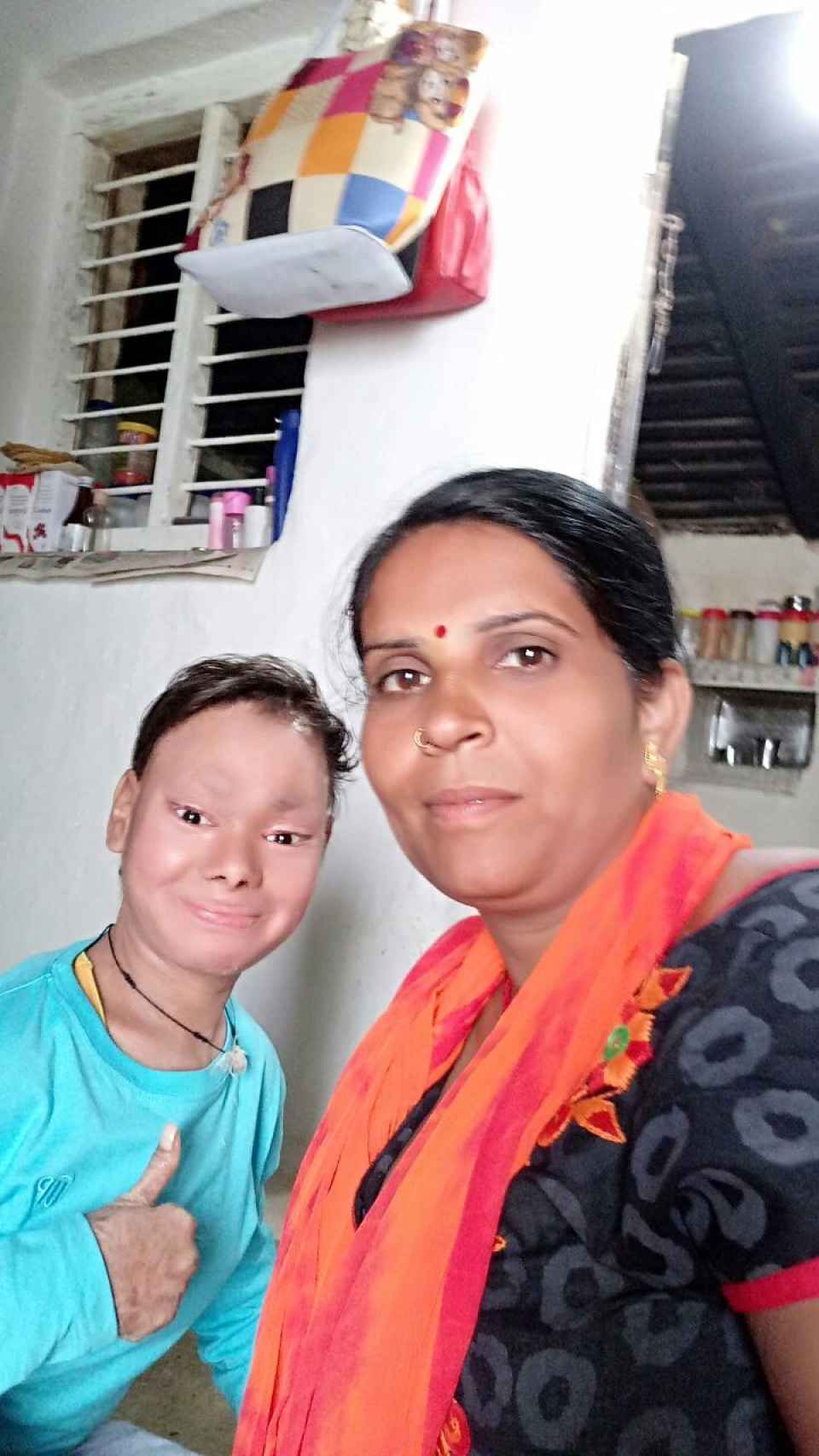 Shalini posa sonriente junto a su madre, Devkumar, en su hogar de Nowgong.