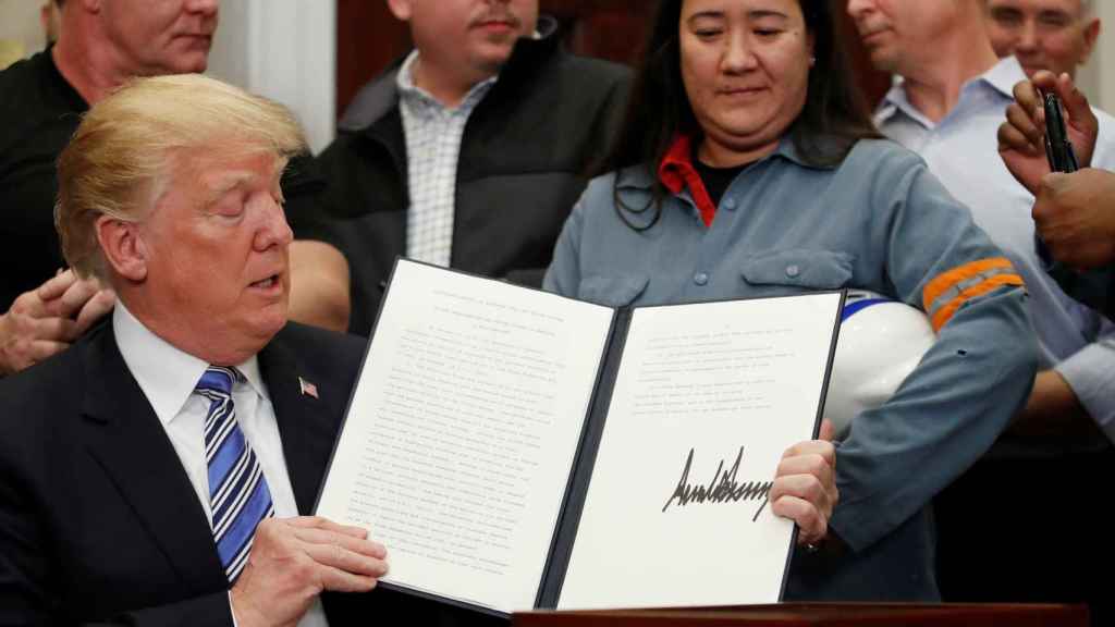 Trump muestra la medida, con su firma, que establece los polémicos aranceles.