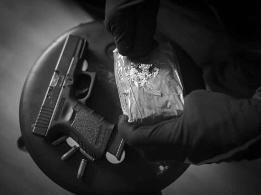 EL ESPAÑOL fue testigo de cómo un hombre armado recogió un kilo de cocaína en una casa del sur de Madrid.