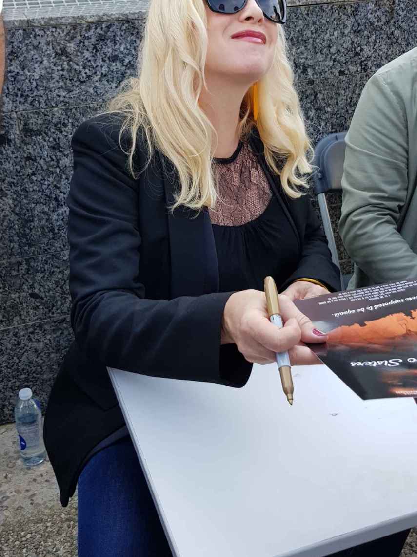 La actriz durante la firma en EspaÃ±a.