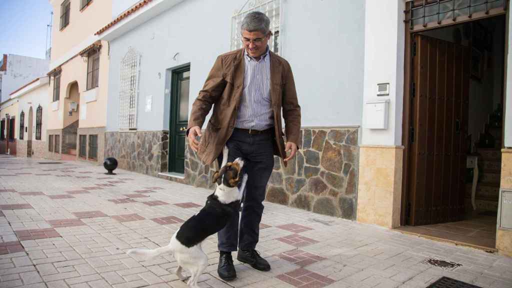 Ignacio saluda a su perro al llegar a su casa.