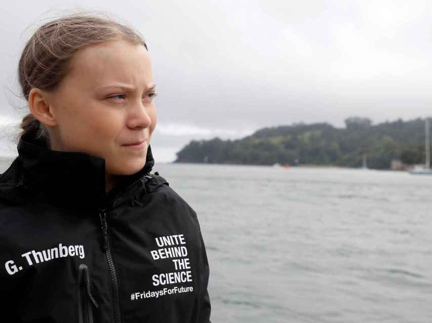 Greta Thunberg antes de embarcar no navio que a levará à cúpula climática da ONU.