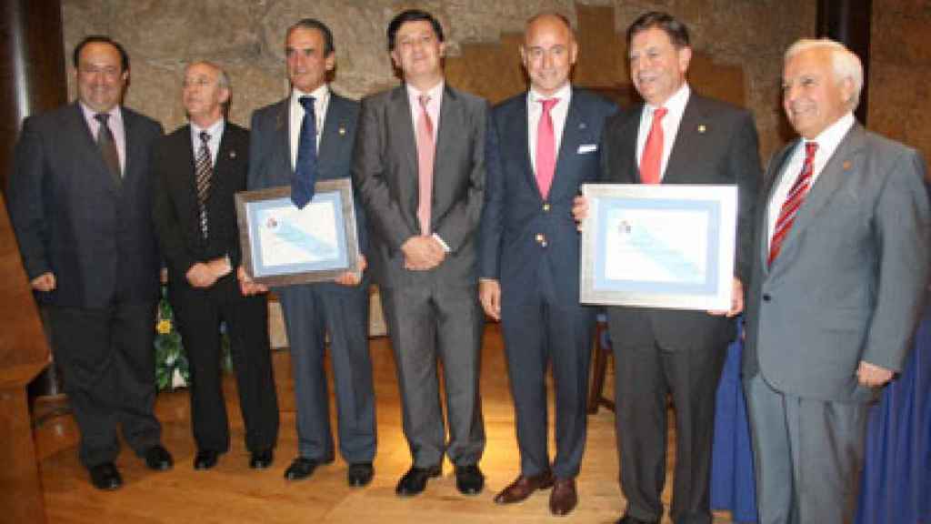 Con Mario Conde, recogiendo su distinción como socio de honor de la Casa de Galicia en Asturias.