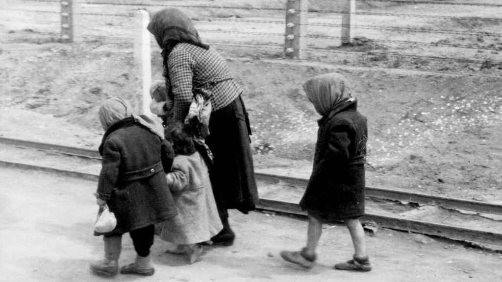Una mujer con sus niños,  siendo conducidos a una cámara de gas de Auschwitz.