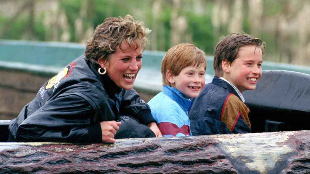 Lady Di junto a sus hijos en 1990.